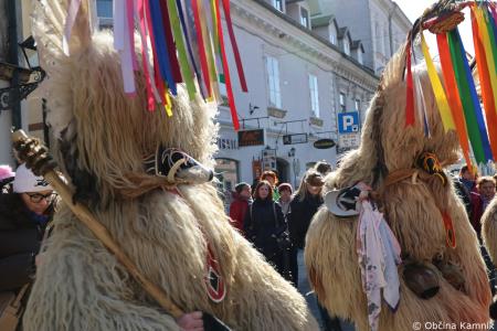 Kamnik so obiskali koranti iz Zamušanov pri Ptuju in v mestno jedro privabili nepregledno množico, željno ogleda tradicionalne pustne šege (21)